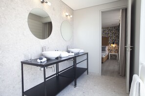 Superior Deluxe Room | Bathroom