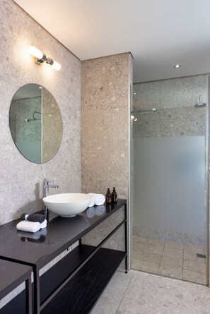 Superior Deluxe Room | Bathroom | Shower, free toiletries, hair dryer, bathrobes - Zest Boutique Hotel (Cape Town)