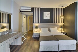 Minibar, coffres-forts dans les chambres, bureau