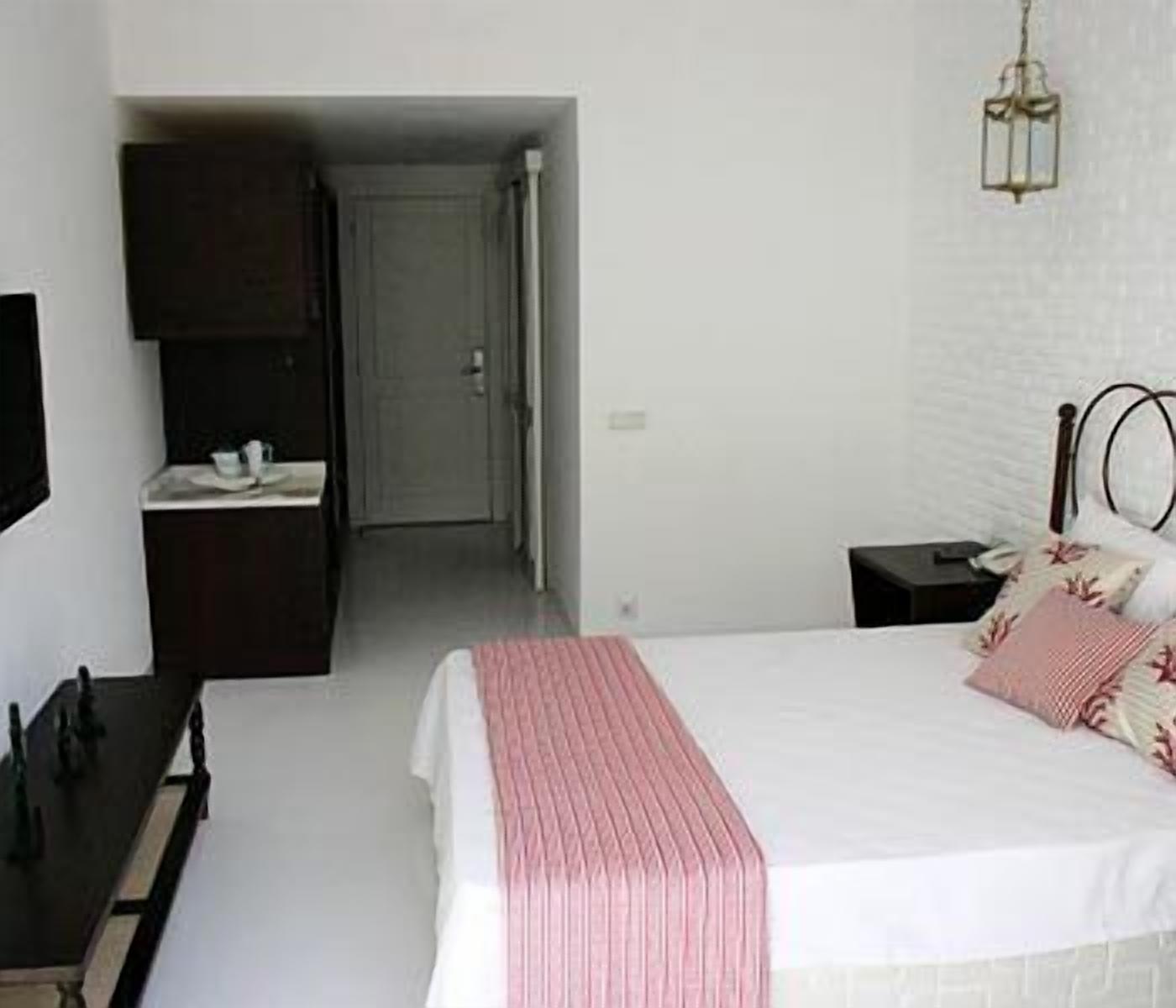 Een minibar, een kluis op de kamer, een bureau