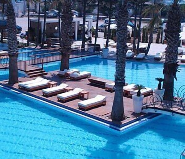 Piscine couverte, piscine extérieure, parasols de plage, chaises longues