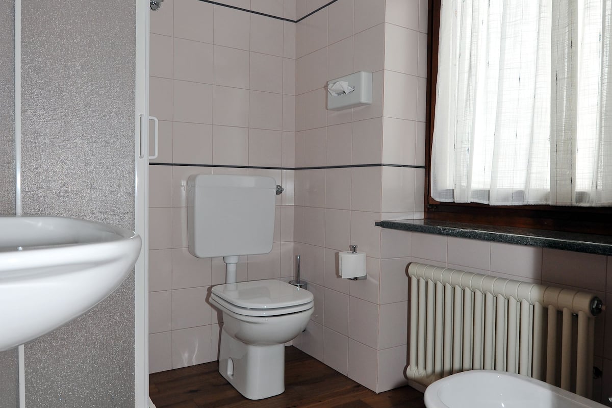 Dusch, gratis toalettartiklar, hårtork och tofflor