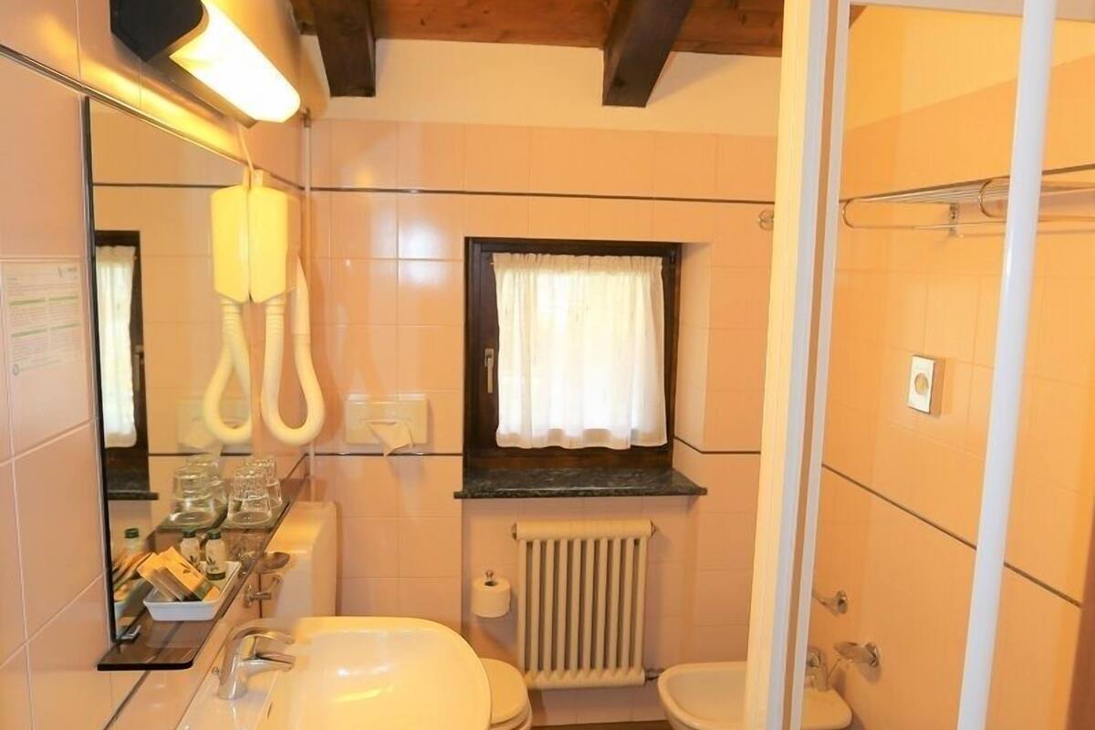 shower, free toiletries, hair dryer, slippers