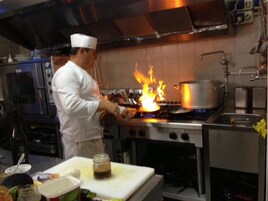Petit déjeuner et dîner servis sur place