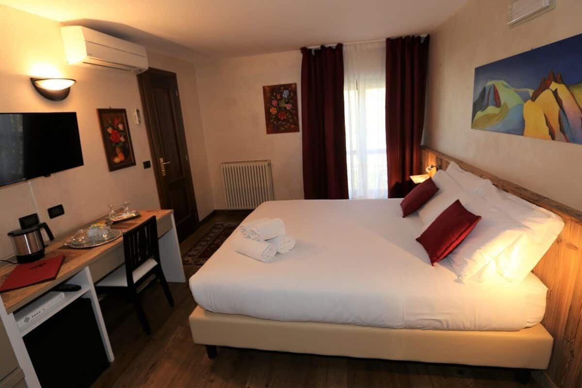 Minibar, värdeförvaringsskåp på rummet, skrivbord och gratis barnsängar