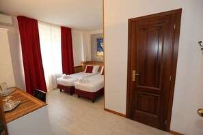 Family Room | Minibar, in-room safe, desk, free cribs/infant beds - Le Charaban (Aosta)