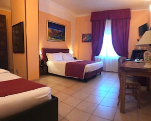 Frigobar, cofres nos quartos, escrivaninha, berços grátis