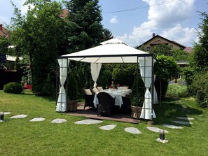 Outdoor dining - Diplomat Club Hotel (Chisinau)