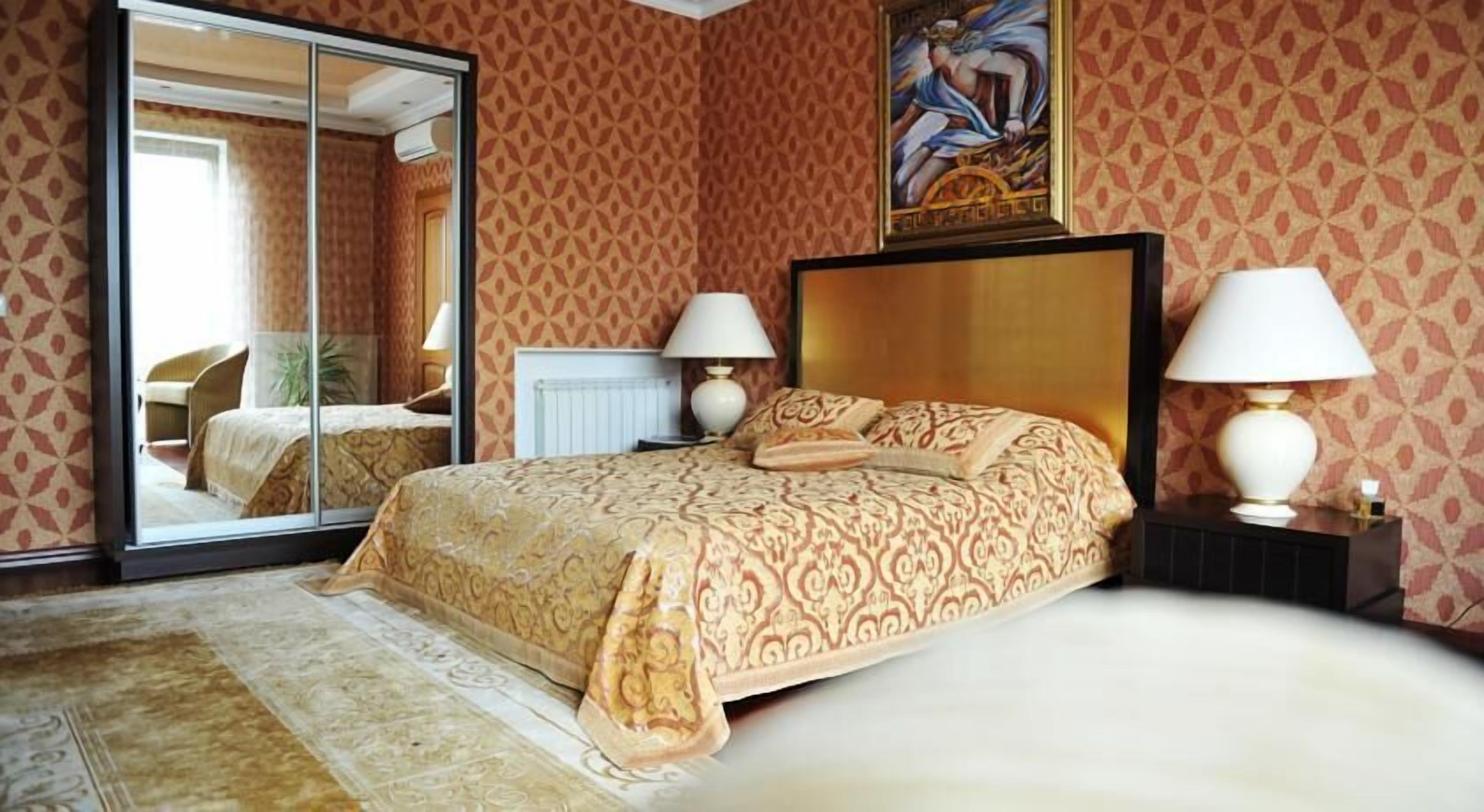 suite | minibar, in-room safe, desk, soundproofing