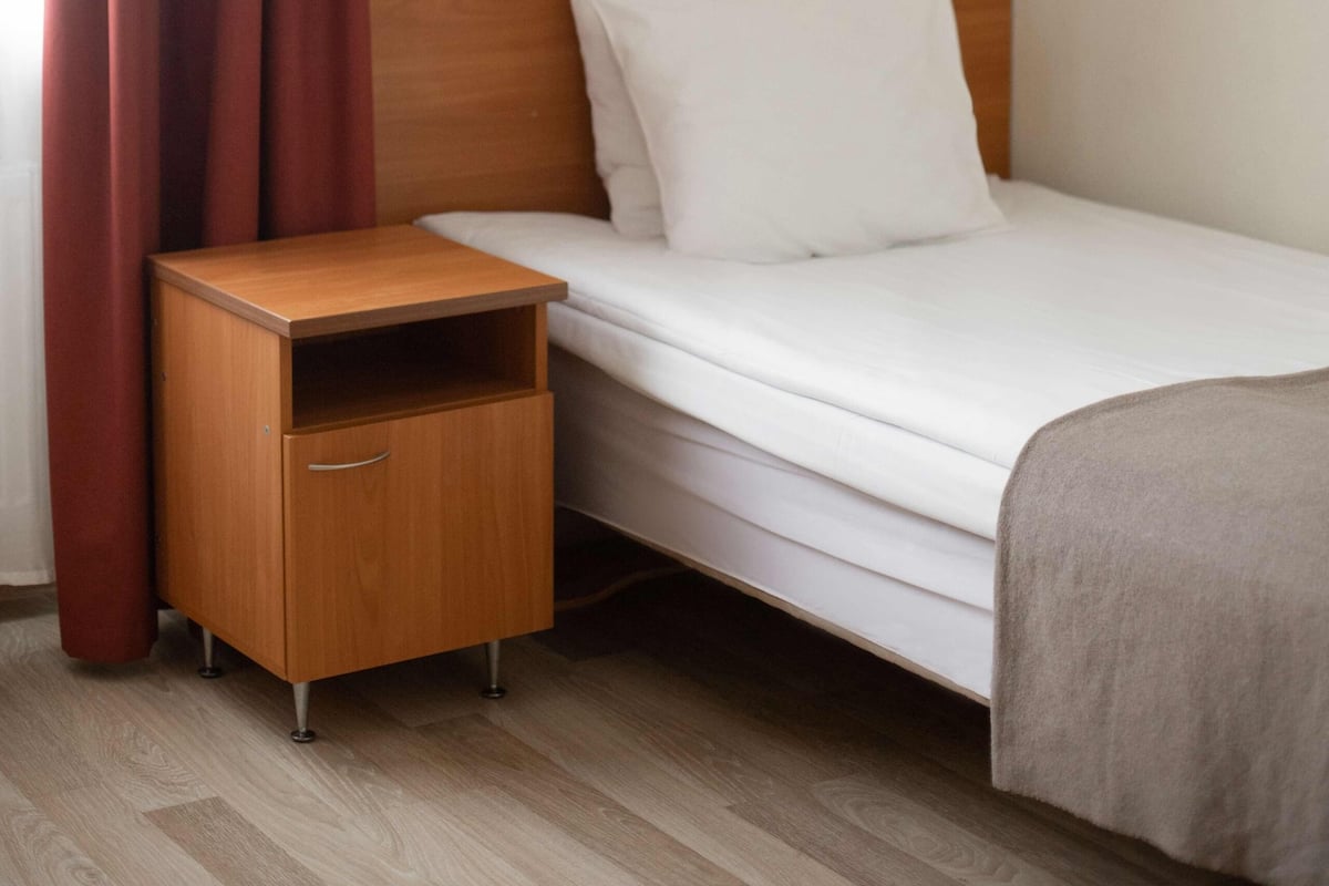 Kamar Single | Tempat tidur Select Comfort, minibar, dan meja kerja
