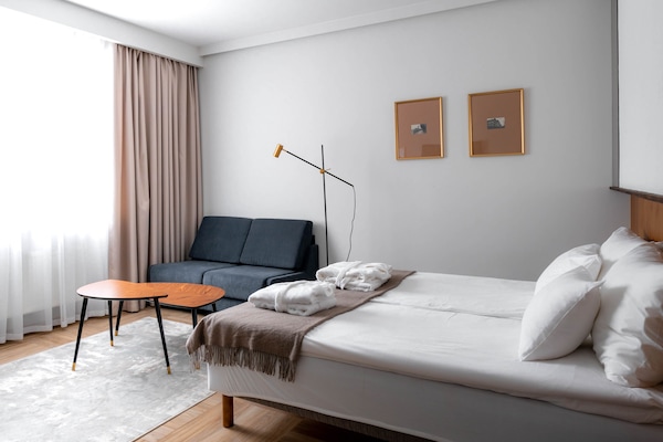 Deluxe Double or Twin Room, Bathtub | Select Comfort beds, minibar, desk, laptop workspace