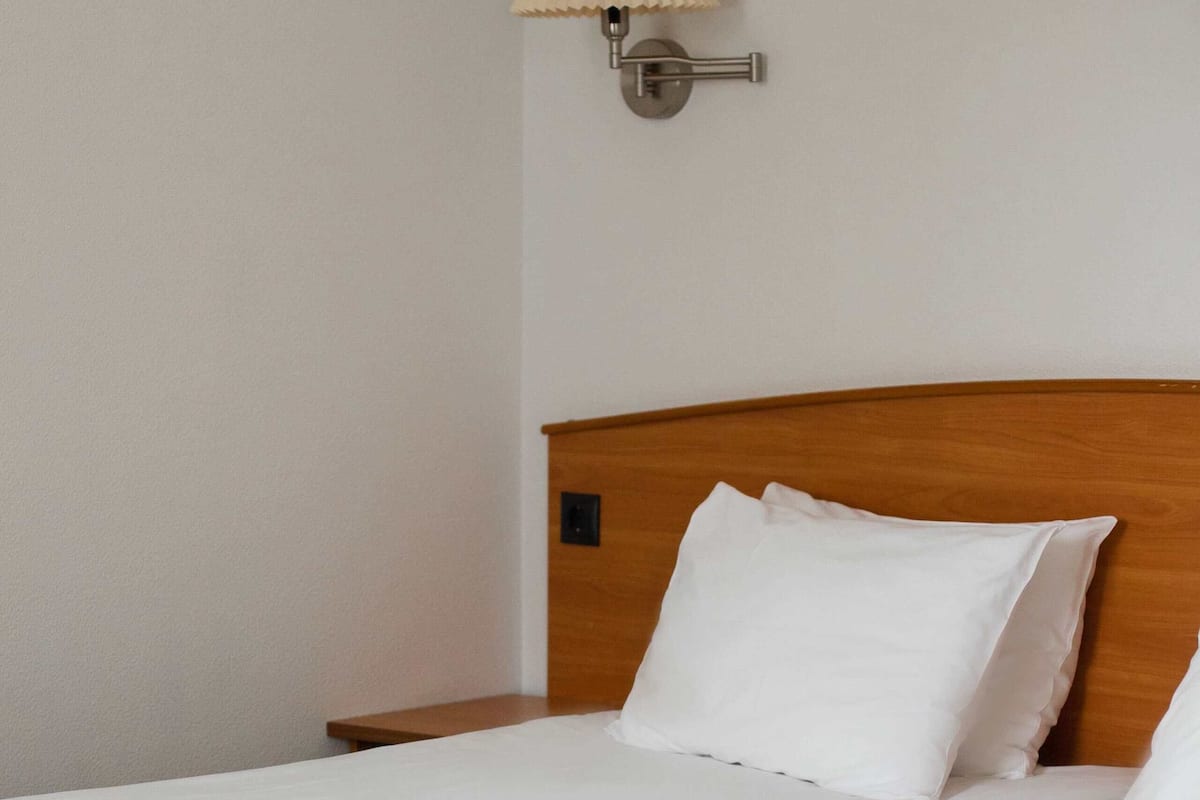 Kamar Double atau Twin Standar | Tempat tidur Select Comfort, minibar, dan meja kerja