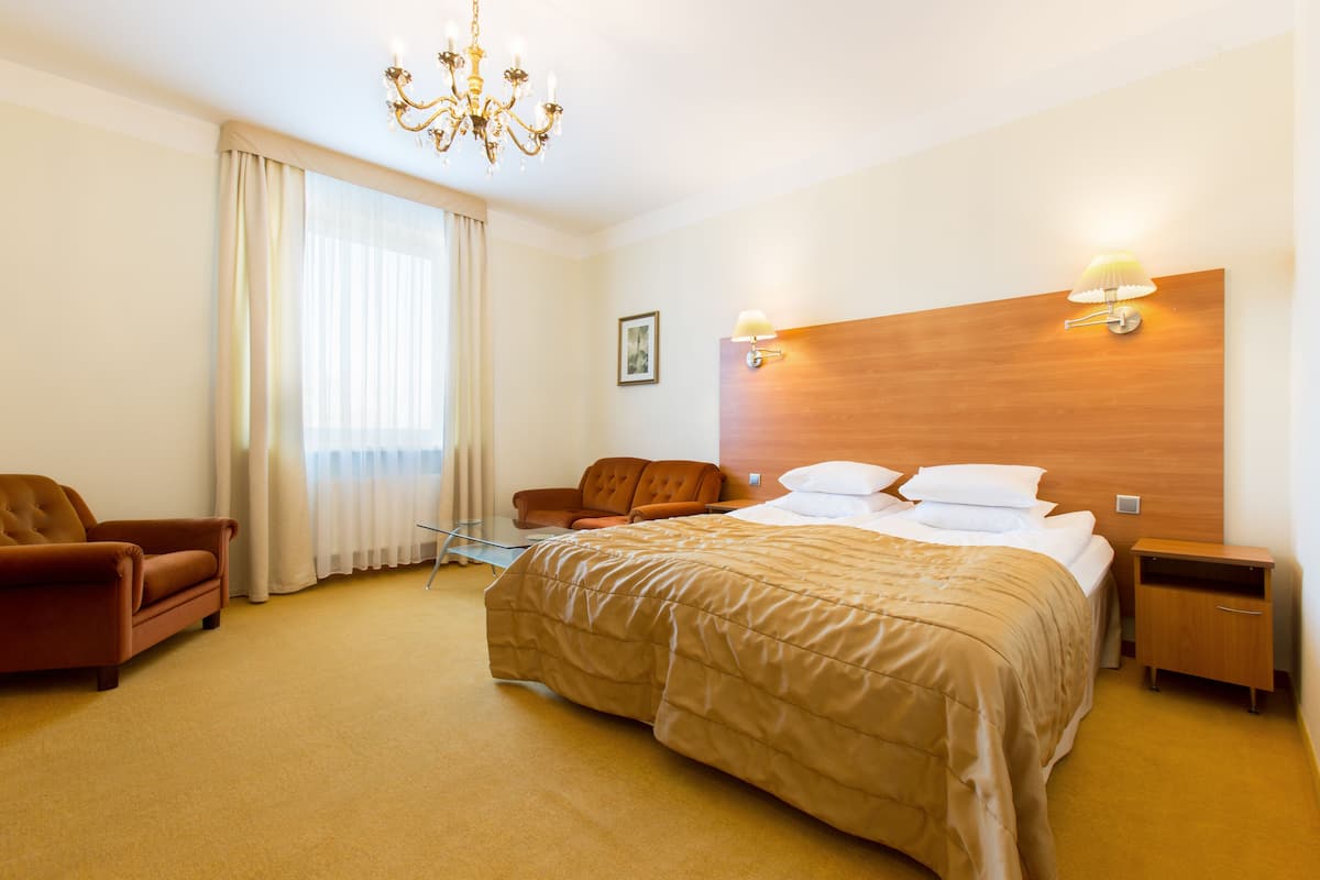 Kamar Double atau Twin Junior, sauna | Tempat tidur Select Comfort, minibar, dan meja kerja