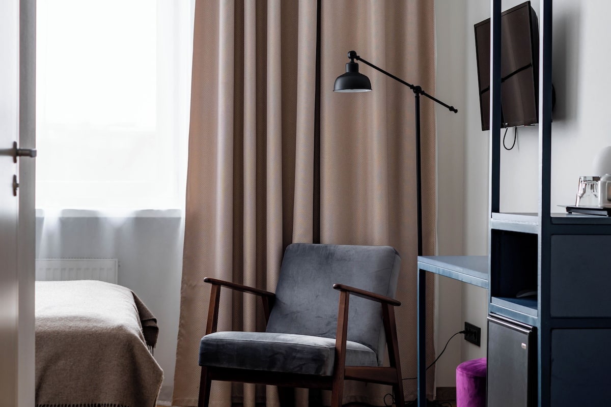 Deluxe Single Room | Tempat tidur Select Comfort, minibar, dan meja kerja