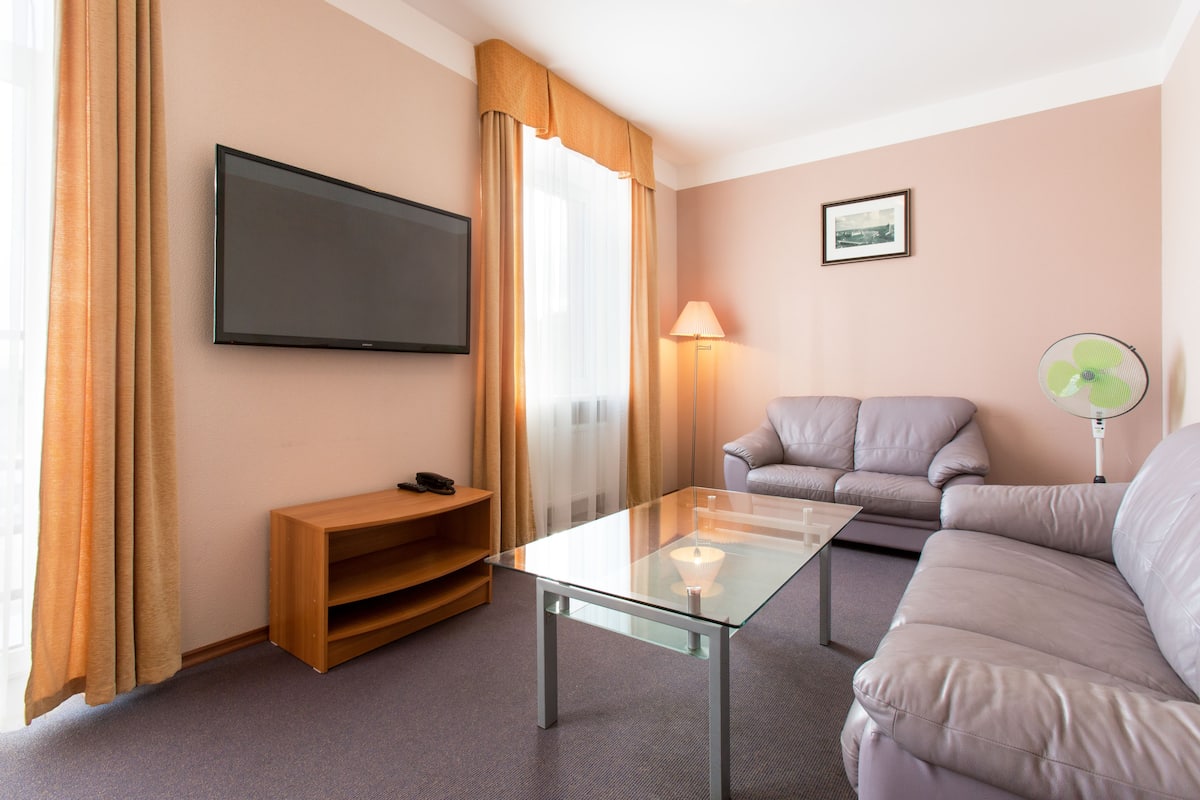 Suite, 1 Tempat Tidur Double, sauna | Ruang keluarga | TV layar datar dan lantai berpemanas