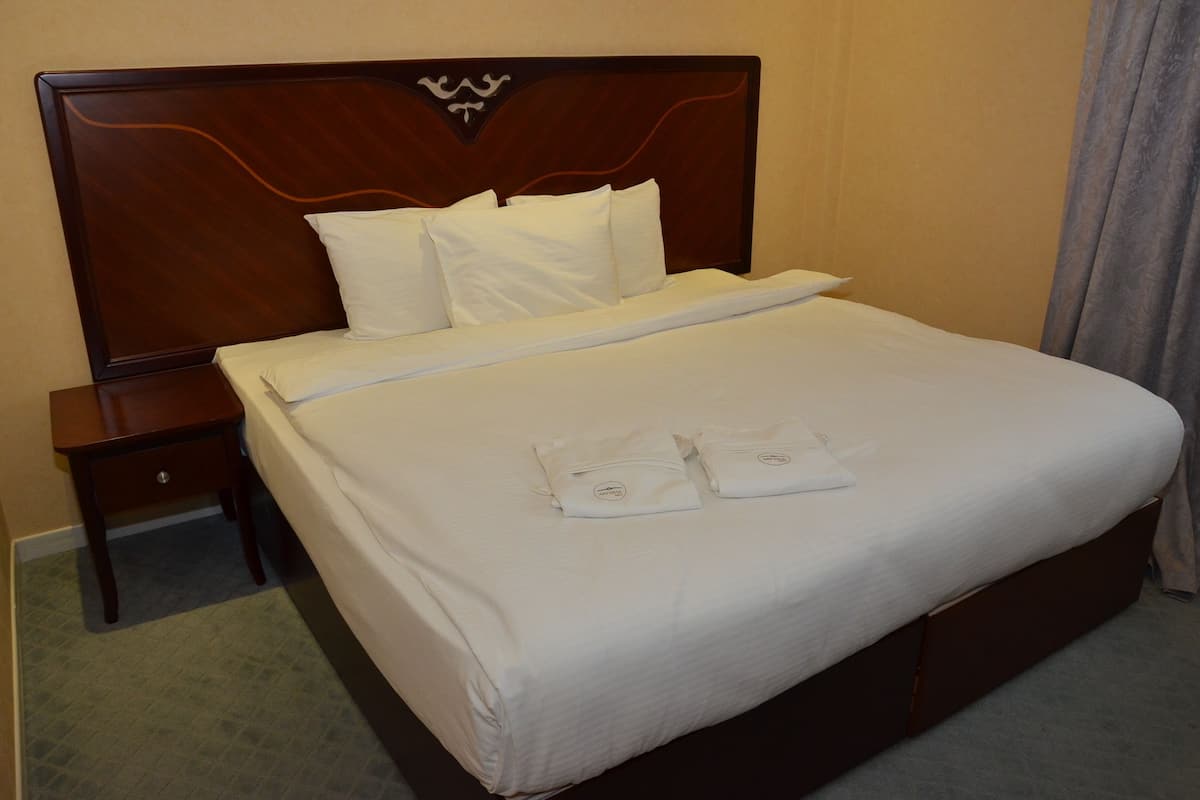 Premium bedding, minibar, in-room safe, desk