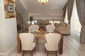 Royal-sviitti, 2 makuuhuonetta | Ylelliset vuodevaatteet, minibaari, tallelokero huoneessa, työpöytä