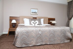 Royal-sviitti, 2 makuuhuonetta | Ylelliset vuodevaatteet, minibaari, tallelokero huoneessa, työpöytä