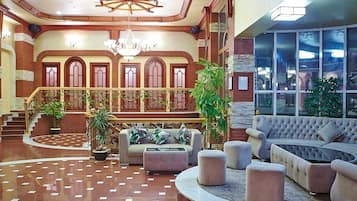 4 restaurantes, se sirven desayunos, comidas y cocina de Europa del este