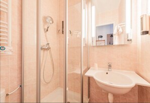 Suihku, ilmaiset hygieniatuotteet, hiustenkuivaaja, pyyhkeet