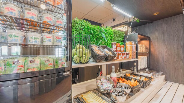 A breakfast buffet with various food items and beverages. - B&B HOTEL Strasbourg Aéroport (Holtzheim)