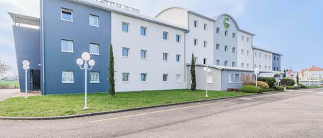 Vista frontal de la propiedad