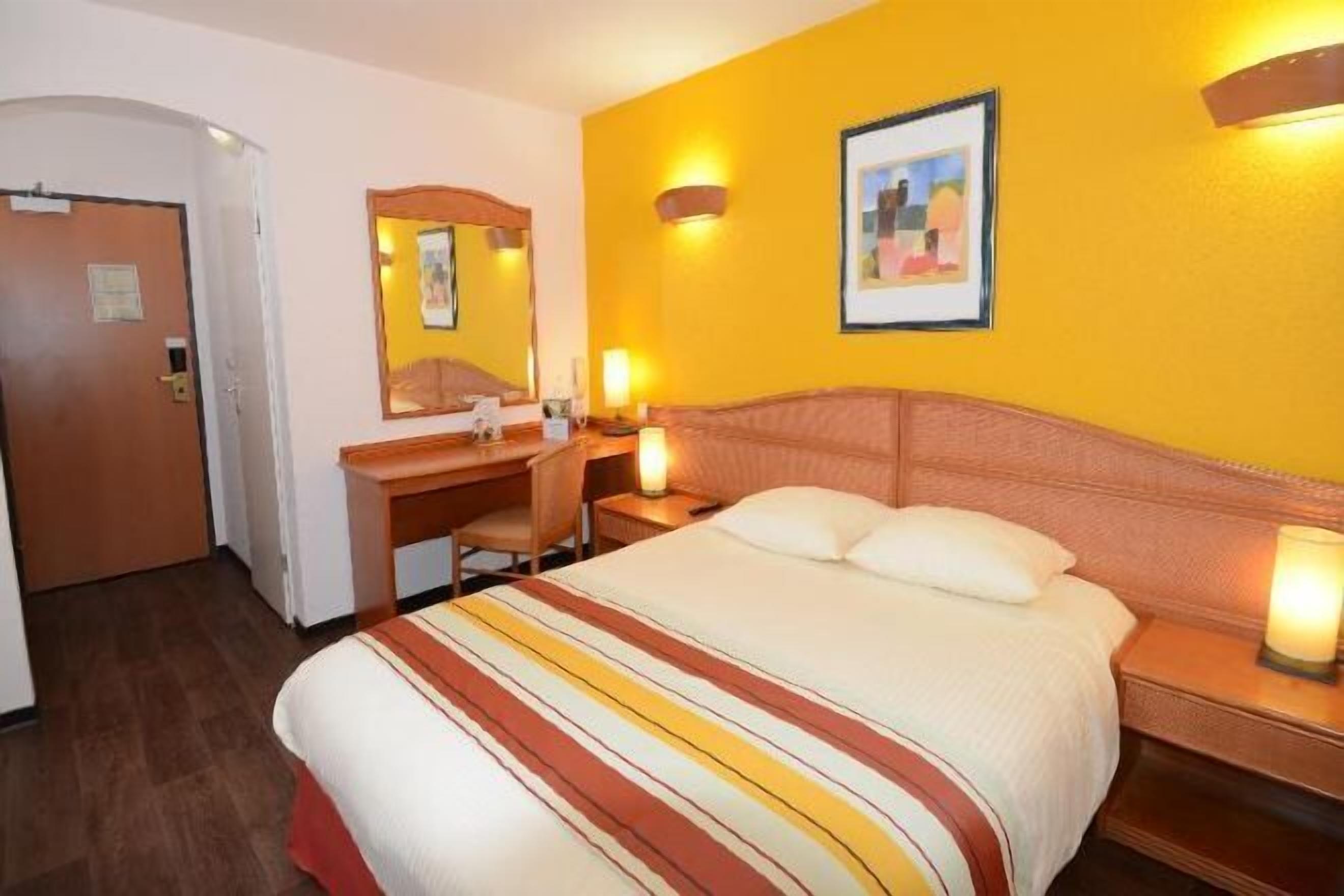 Escritorio, cortinas blackout, insonorización y wifi gratis 