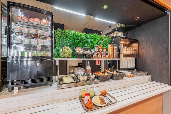 Café da manhã com buffet todos os dias mediante uma taxa