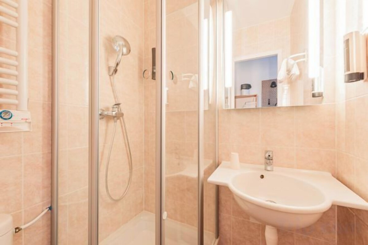 Shower, free toiletries, towels