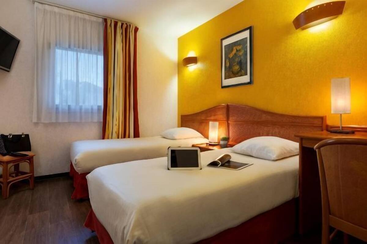 Escritorio, cortinas opacas, sistema de insonorización y wifi gratis