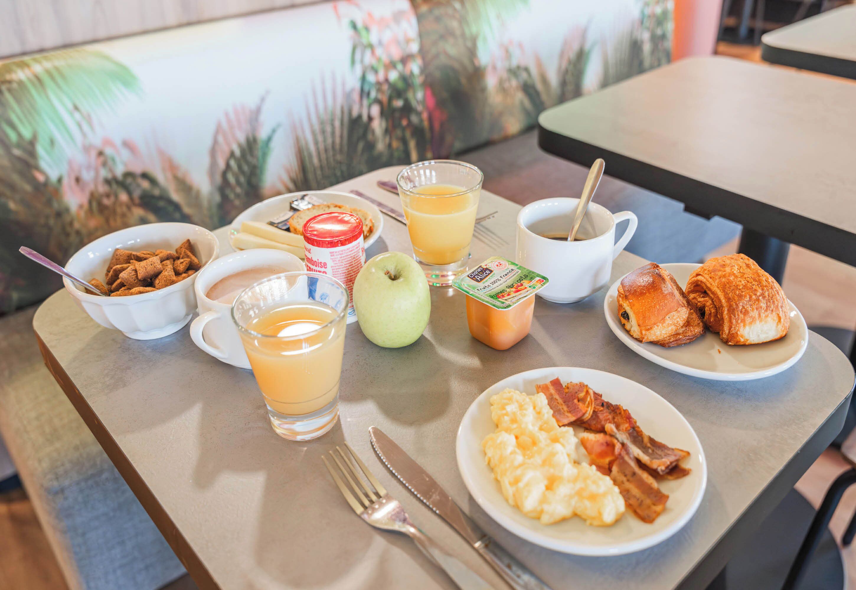 daily buffet breakfast for a fee