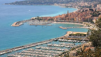 Una spiaggia nelle vicinanze