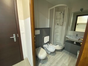 Doppia Economy | Bagno | Doccia, set di cortesia gratuito, asciugacapelli, bidet