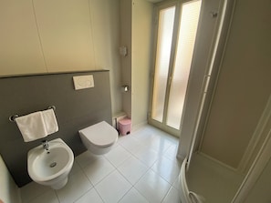 Standard Double Room | Bathroom