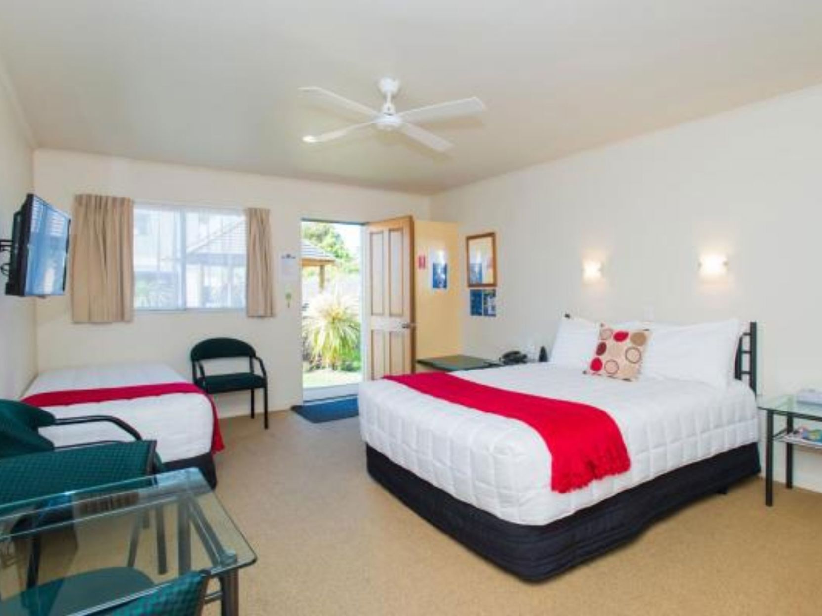 Desk, laptop workspace, iron/ironing board, free WiFi