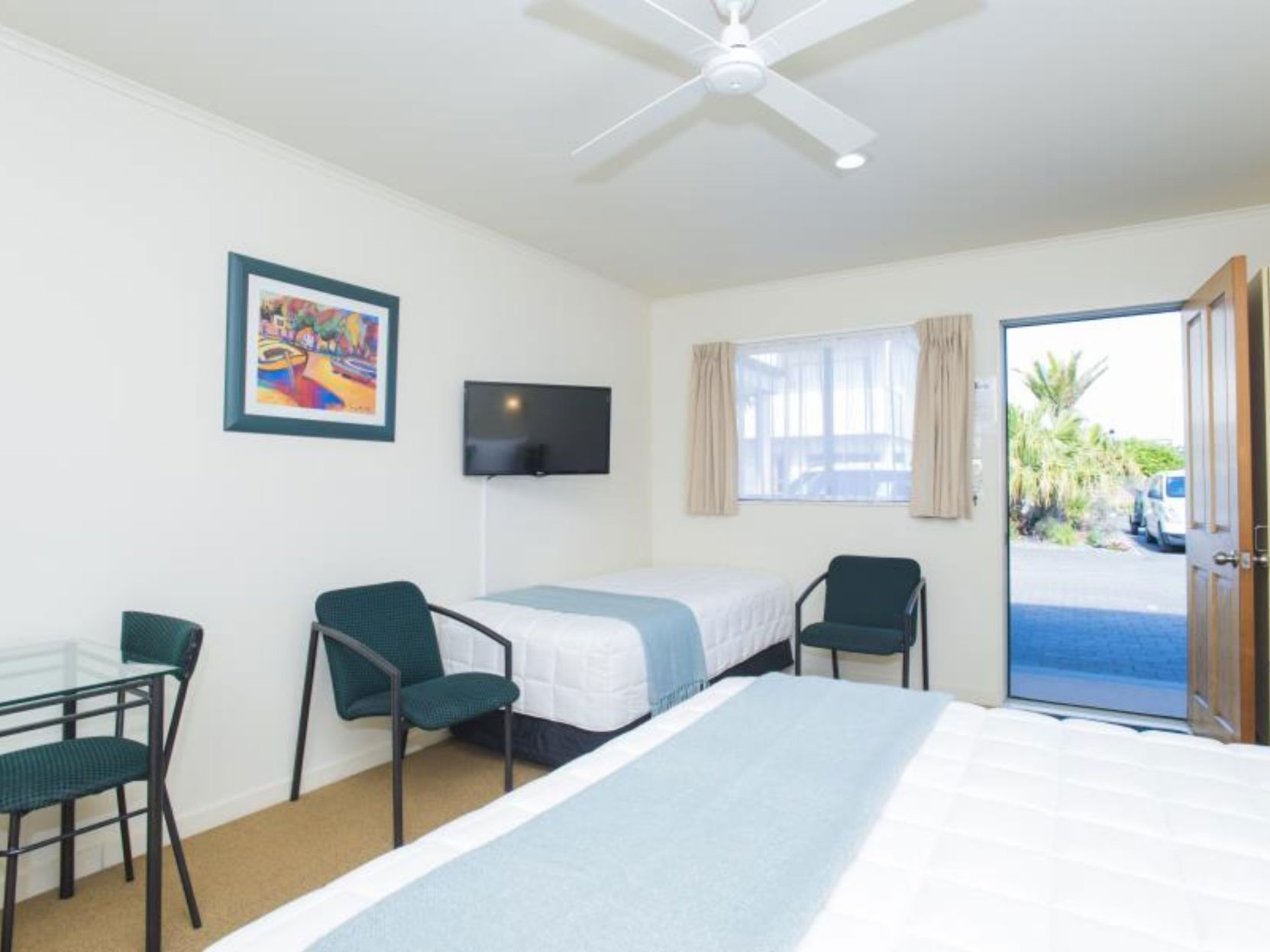 Desk, laptop workspace, iron/ironing board, free WiFi