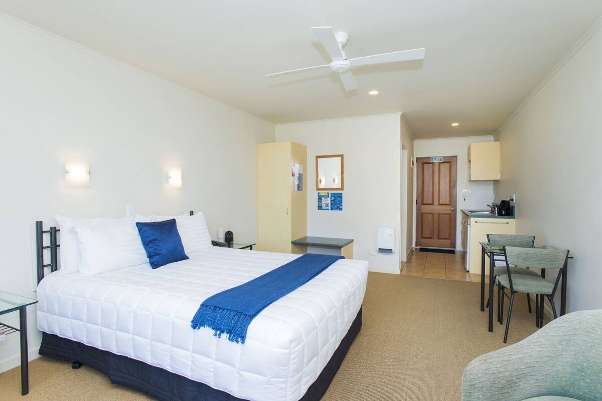 Desk, laptop workspace, iron/ironing board, free WiFi