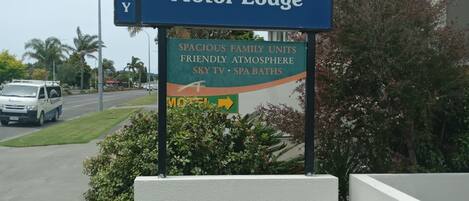 Vista frontal de la propiedad