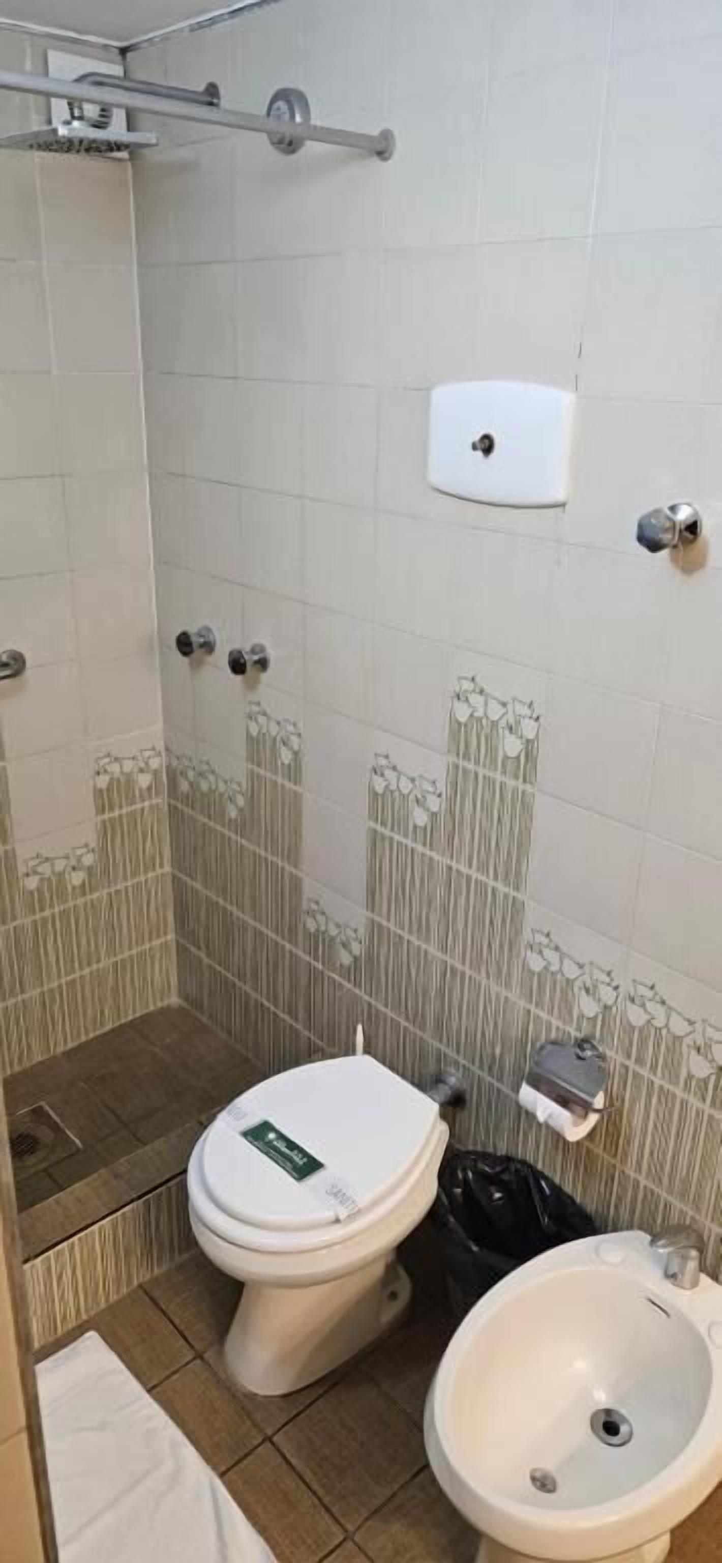 Casa de banho com sanita, bidé e lavatório.