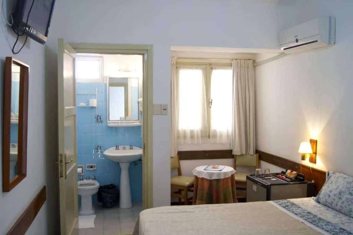 Minibar, caja de seguridad en la habitación, wifi gratis y ropa de cama