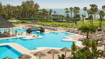 Una piscina al aire libre (de 10:00 a 20:00), tumbonas