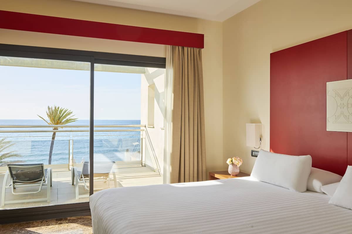 minibar, in-room safe, blackout curtains, iron/ironing board