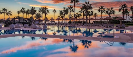 Kolam renang outdoor, dengan kursi berjemur