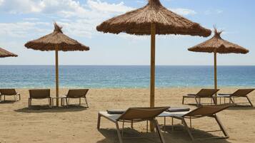 Ubicación a pie de playa, tumbonas, sombrillas y toallas de playa