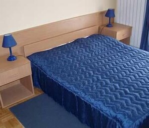 Minibar, caixa forta a l'habitació i escriptori 