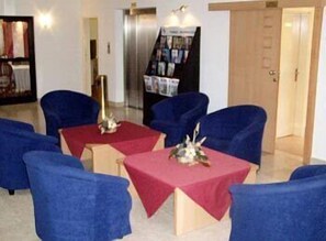 Coin salon dans le hall