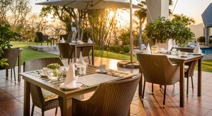 Serviço de almoço e jantar; culinária africana, vistas para a piscina 