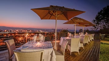 Aperto a pranzo e cena, cucina africana, con vista sulla piscina 