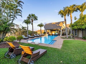 Piscina externa, espreguiçadeiras