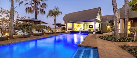 Piscine extérieure, chaises longues